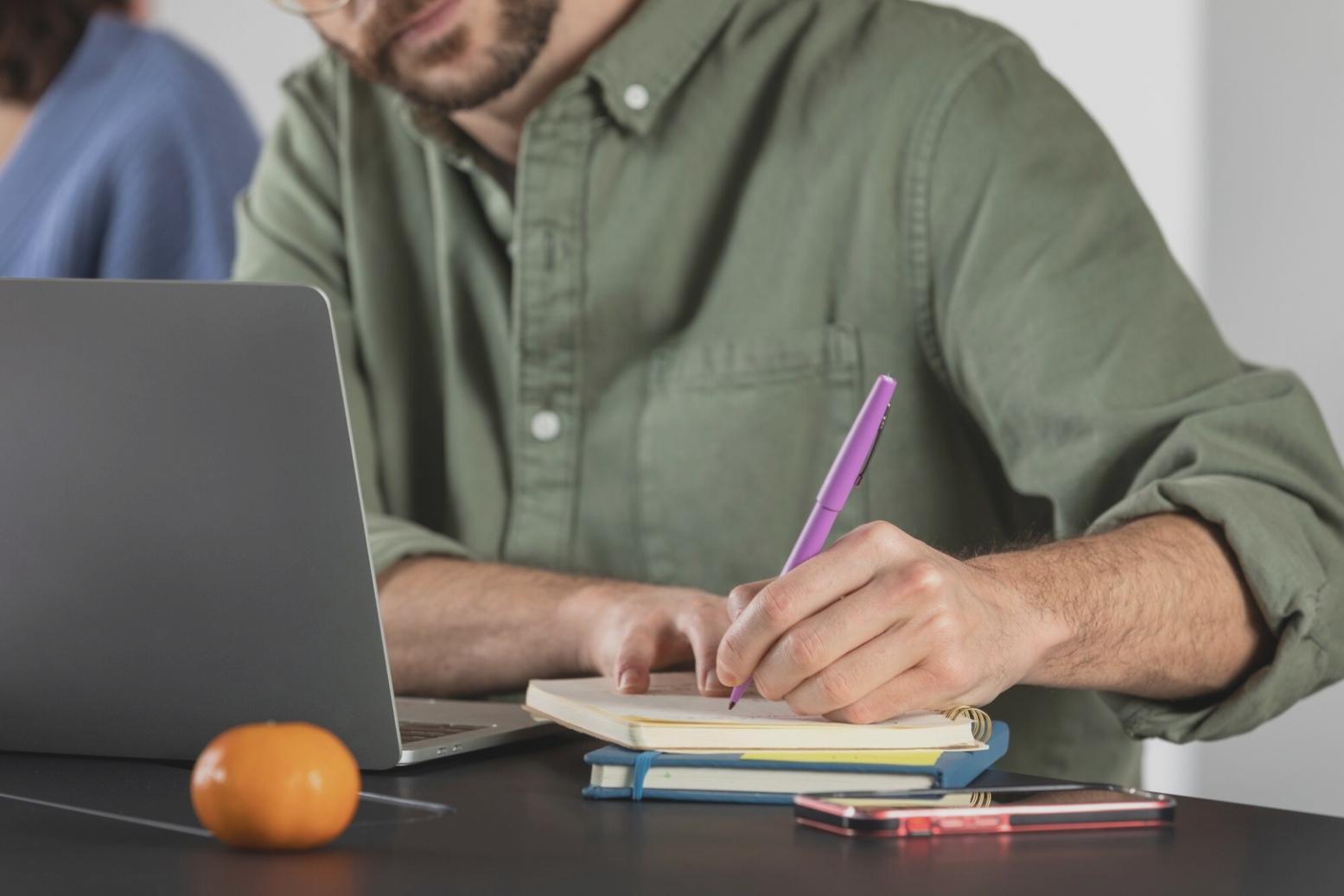 Bureau de conseil financier à Nîmes avec vue sur les documents de planification
